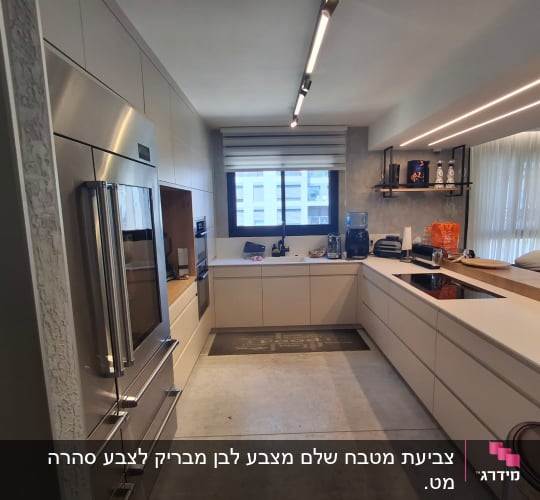 מטבח מודרני עם ארונות ותנור אפייה